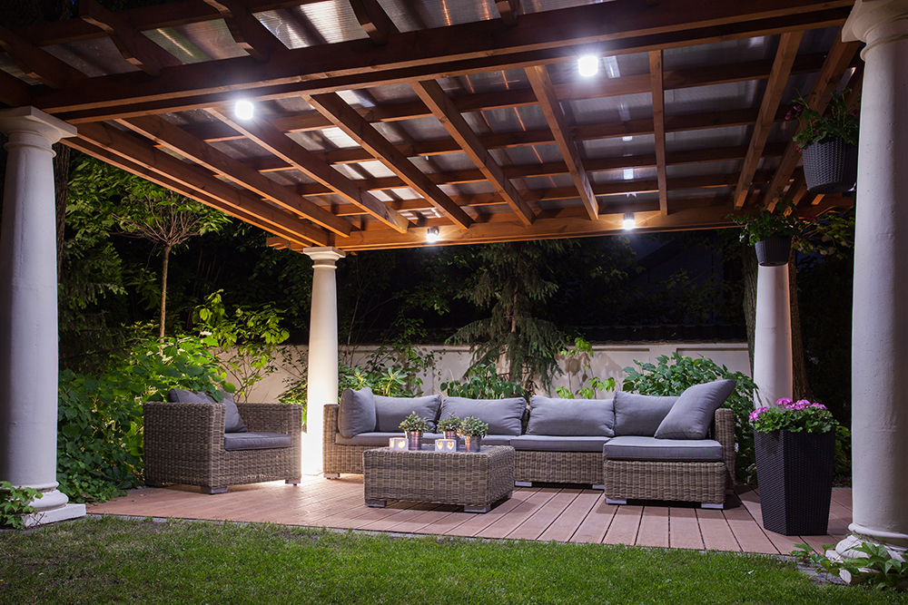 Cómo iluminar con estilo terrazas y jardines