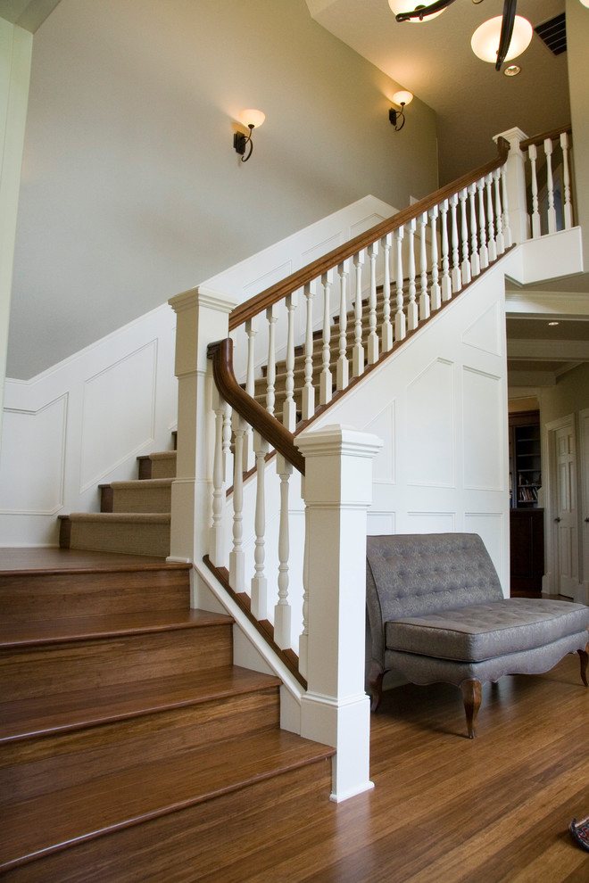 Consejos en iluminación para decorar escaleras estrechas en tu hogar